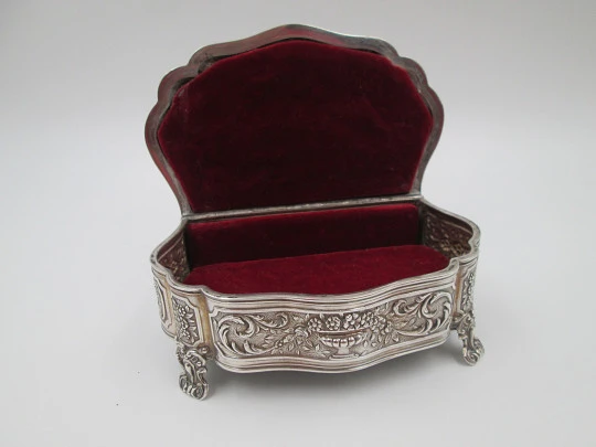 Women's embossment jewelry box. 925 sterling silver. Pigeons motifs. Spain. 1970's