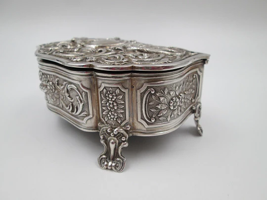 Women's embossment jewelry box. 925 sterling silver. Pigeons motifs. Spain. 1970's