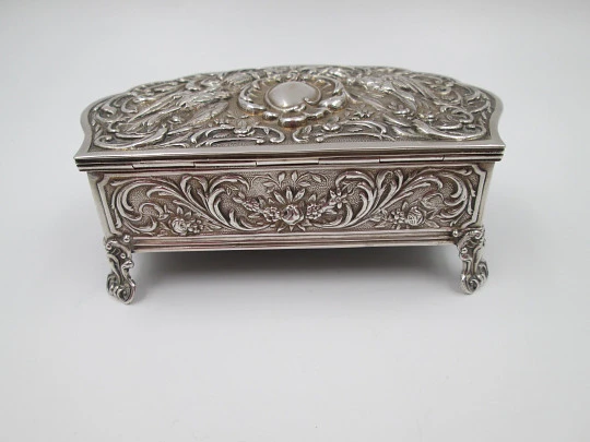 Women's embossment jewelry box. 925 sterling silver. Pigeons motifs. Spain. 1970's