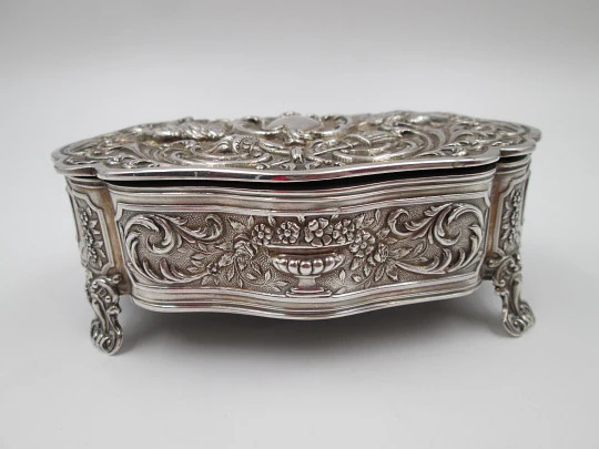 Women's embossment jewelry box. 925 sterling silver. Pigeons motifs. Spain. 1970's