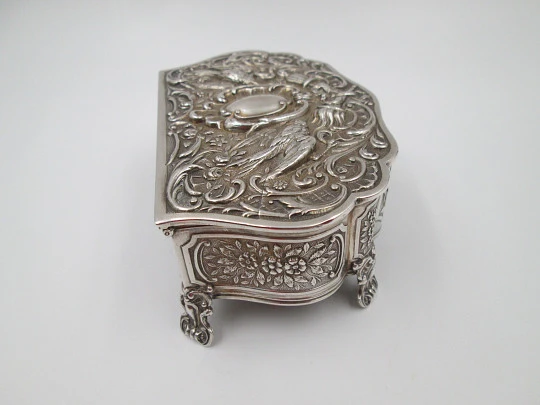 Women's embossment jewelry box. 925 sterling silver. Pigeons motifs. Spain. 1970's