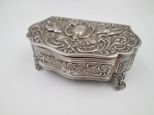 Women's embossment jewelry box. 925 sterling silver. Pigeons motifs. Spain. 1970's