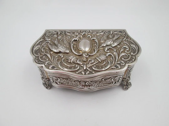 Women's embossment jewelry box. 925 sterling silver. Pigeons motifs. Spain. 1970's