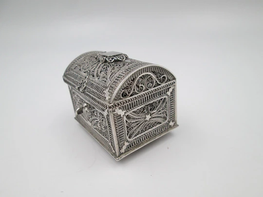 Women's filigree pillbox. 925 sterling silver. Vegetable & geometric motifs. 1970's