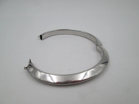 Women's half round bangle. 925 sterling silver. Hallmarks. Tab clasp. Europe. 1970's