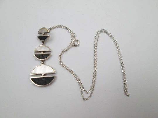 Women's necklace. Sterling silver. Nacre and wood ebony ovals. Links chain. 1990's