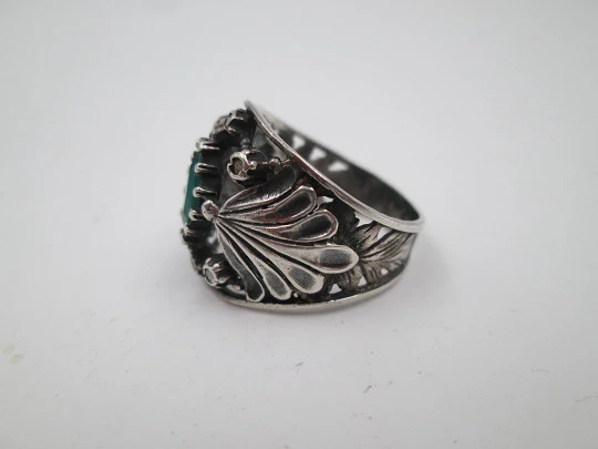 Women's openwork ring. Sterling silver. Green gem and plants motifs. Europe. 1980's