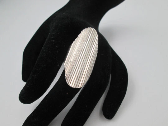 Women's shuttle ring with ribbed motifs. 925 sterling silver. Spain. 1980's