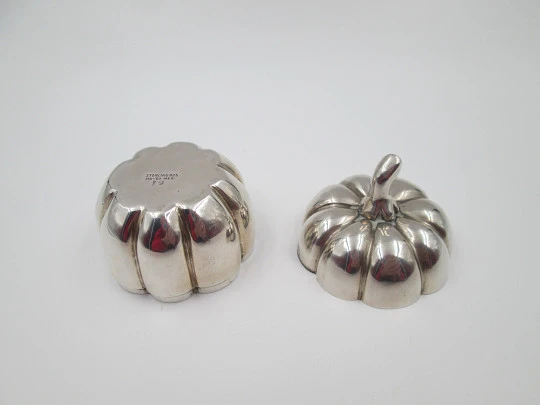 Women's table box. Apple shape. 925 sterling silver. Press top lid. Mexico. 1970's