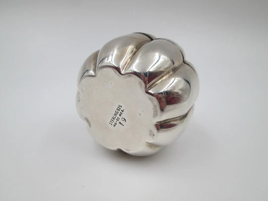 Women's table box. Apple shape. 925 sterling silver. Press top lid. Mexico. 1970's